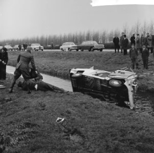 Op Rijksweg van Ypenburg personenauto 2 maal over de kop Links de gewonde bestu, Bestanddeelnr 915-7633