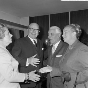 Opdracht afscheid heer J.D. Veen van GEB en ICA, Bestanddeelnr 921-8175