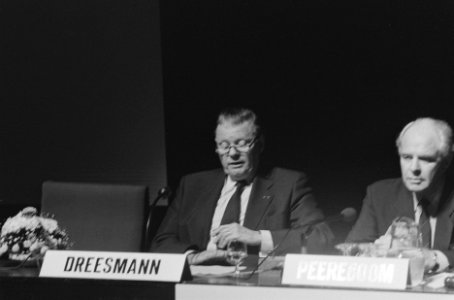 Opdracht Financieel Dagblad Anton Dreesmann (l) op managerscongres MANS, kop, Bestanddeelnr 933-7903