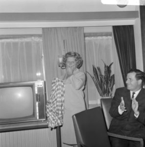 Opdracht afscheid heer J.D. Veen van GEB en ICA, Bestanddeelnr 921-8156