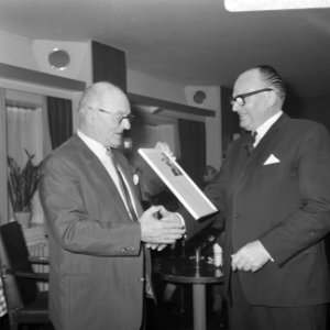 Opdracht afscheid heer J.D. Veen van GEB en ICA, Bestanddeelnr 921-8167