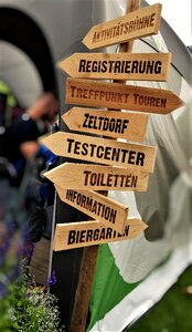 Direction indicator shield sign