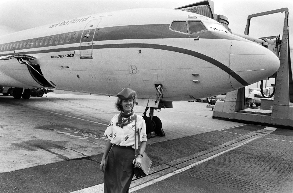 Opdracht Gelderlander journaliste Henriette Verbeek voor vliegtuig Air Holland , Bestanddeelnr 933-7247