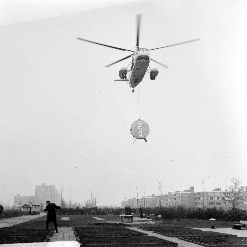 Opdracht Gemeente Amsterdam, Kunstwerk The Long Hum, hangend aan helicopter, w, Bestanddeelnr 922-1790
