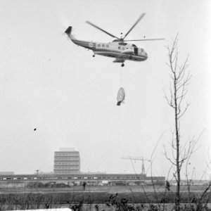 Opdracht Gemeente Amsterdam, Kunstwerk The Long Hum, hangend aan helicopter, w, Bestanddeelnr 922-1788