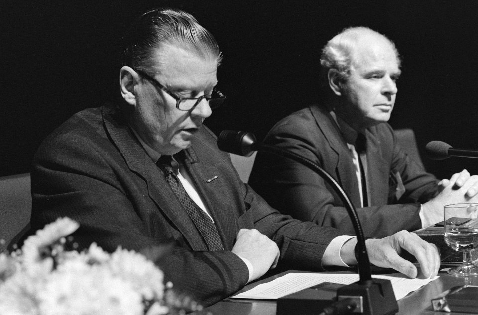 Opdracht Financieel Dagblad Anton Dreesmann (l) op managerscongres MANS, Bestanddeelnr 933-7902