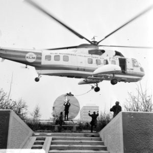 Opdracht Gemeente Amsterdam, Kunstwerk The Long Hum, hangend aan helicopter, w, Bestanddeelnr 922-1784