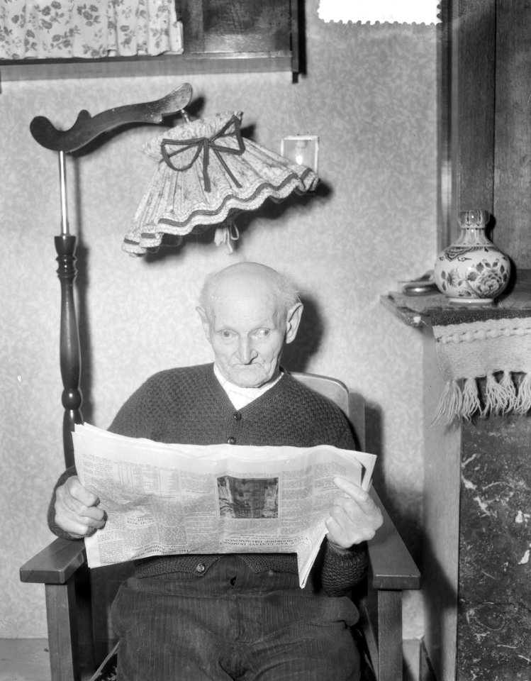 Opa W. H. Kostering , Delft 102 jaar leest krant, Bestanddeelnr 906-1102