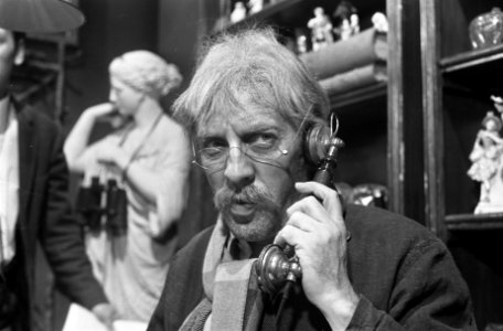 Opa Wim Sonneveld aan het telefoneren, Bestanddeelnr 921-0190