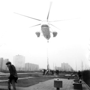 Opdracht Gemeente Amsterdam, Kunstwerk The Long Hum, hangend aan helicopter, w, Bestanddeelnr 922-1787