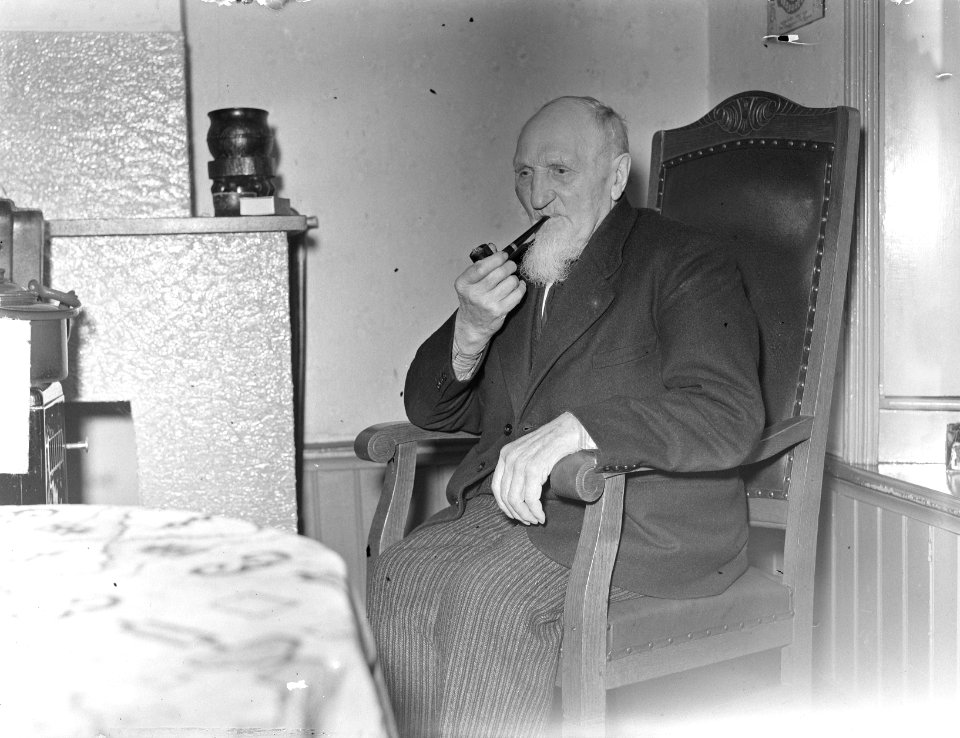 Opa Reiling uit Drouwenermond 104 jaar. Oudste inwoner van Nederland, Bestanddeelnr 904-3536