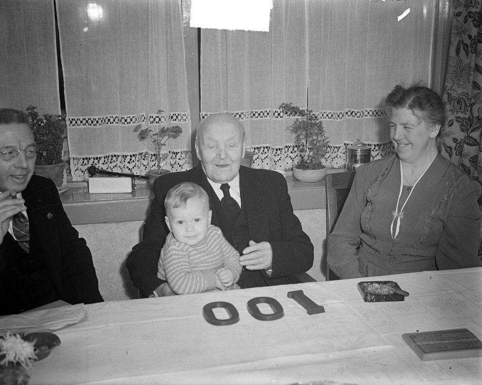 Opa Nienhuis 100 jaar Amsterdam, Bestanddeelnr 904-3300