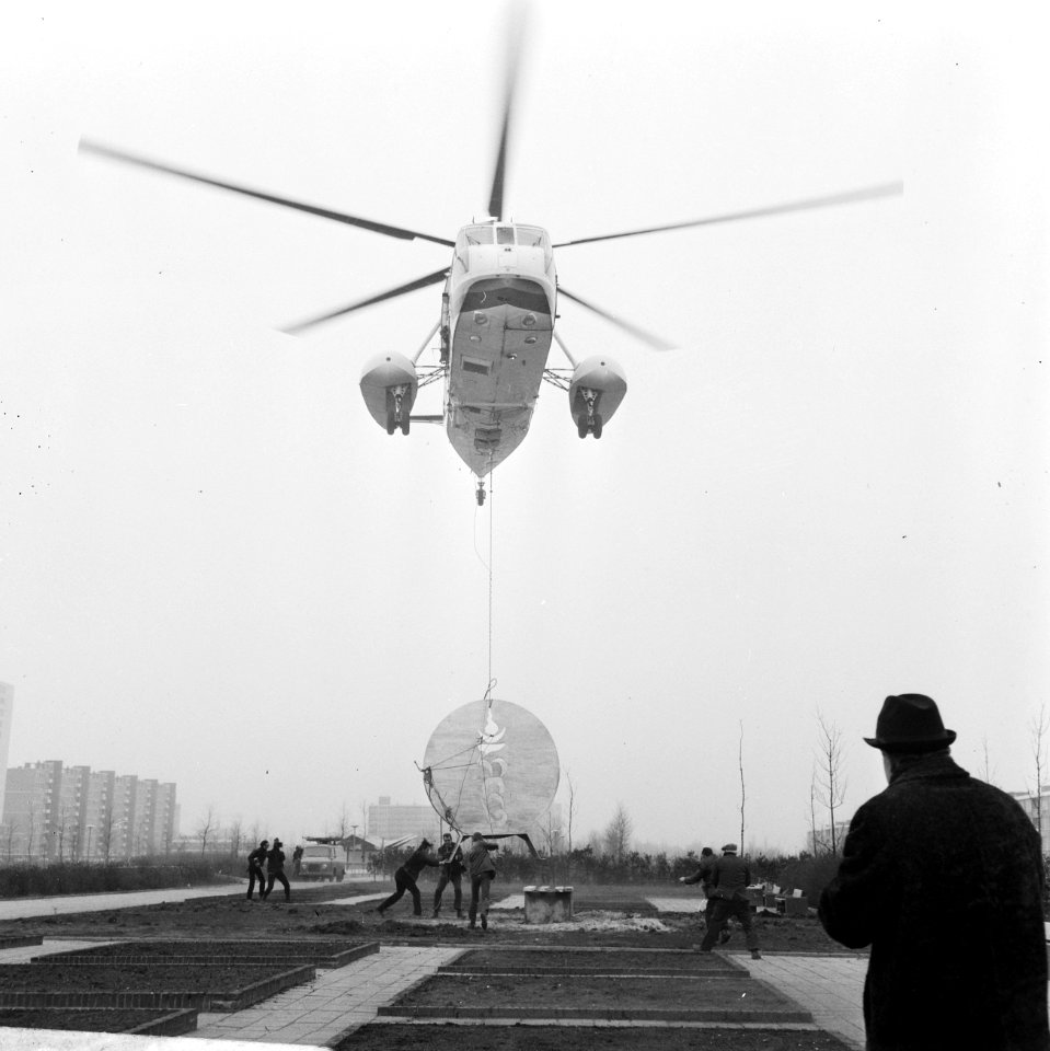 Opdracht Gemeente Amsterdam, Kunstwerk The Long Hum, hangend aan helicopter, w, Bestanddeelnr 922-1786
