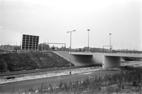 Op voorgrond de in- en uitgang van de tunnel in Amsterdam Noord, Bestanddeelnr 921-5771