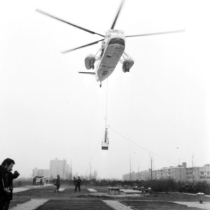 Opdracht Gemeente Amsterdam, Kunstwerk The Long Hum, hangend aan helicopter, w, Bestanddeelnr 922-1785