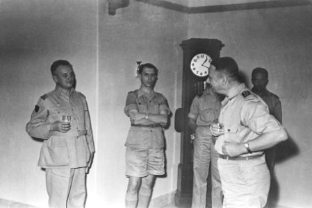 Op vrijdag 23 juli 1948 vertrokken uit de haven van Priok twee troepentransports, Bestanddeelnr 1770-2-3