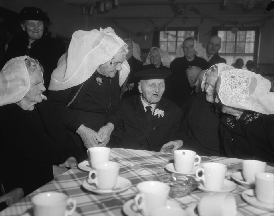 Opa Kip viert zijn 108ste verjaardag in Dreischor, Bestanddeelnr 909-4165