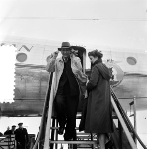 Op Schiphol arriveerde de gouverneur van Nieuw-Guinea, H.E. van Waardenburg. Een, Bestanddeelnr 905-4546