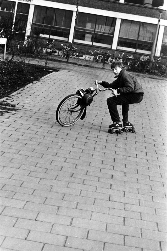 Op rolschaatsen met de brommer, Bestanddeelnr 932-4758