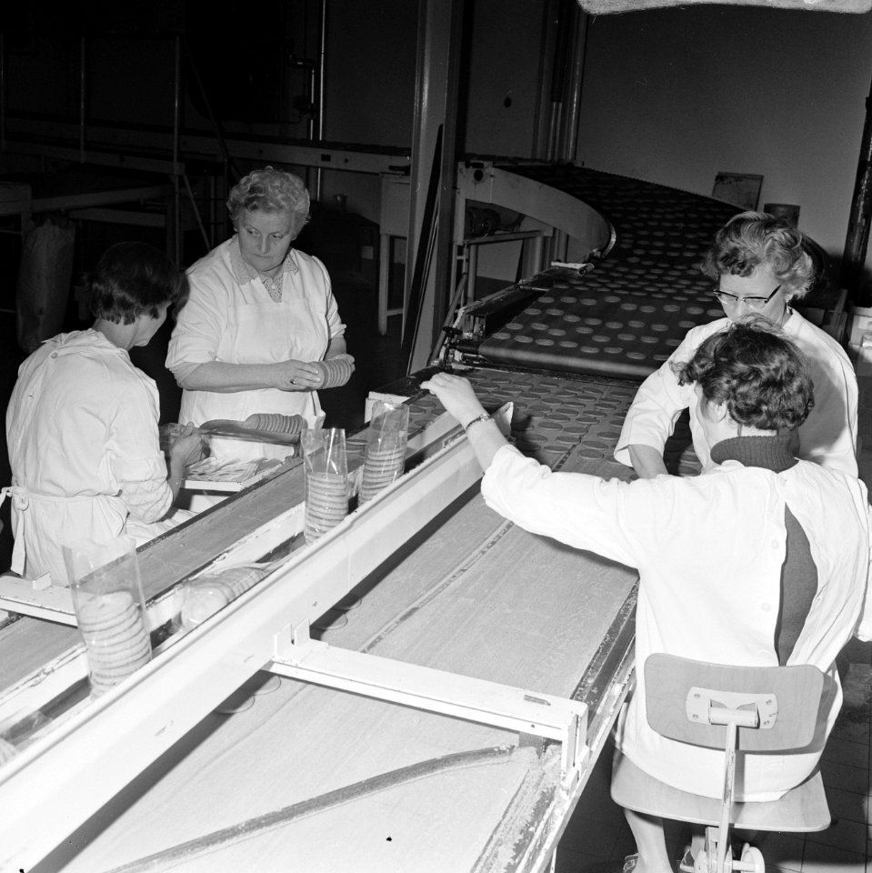 Opdracht Elsevier getrouwde vrouwen aan het werk aan lopende band bij Albert Hey, Bestanddeelnr 922-1993