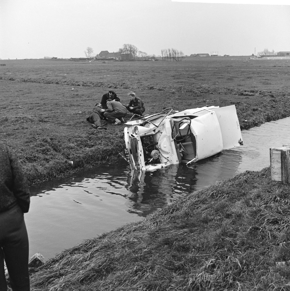 Op Rijksweg van Ypenburg personenauto 2 maal over de kop Links de gewonde bestu, Bestanddeelnr 915-7636