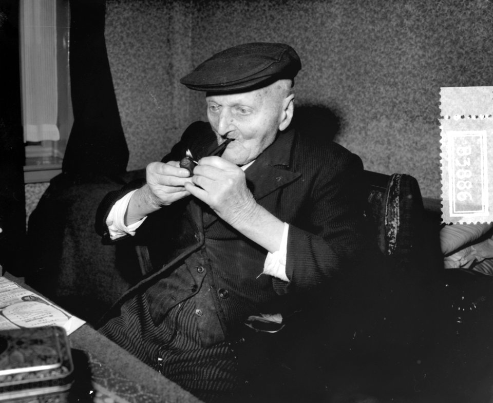 Opa J. Kip wordt 18 maart 106 jaar, Bestanddeelnr 908-3886