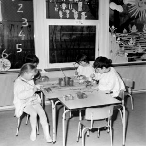 Opdracht Elsevier kinderen in de crèche bij Verkade (Zaandam), Bestanddeelnr 922-1997