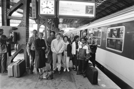 Opdracht Eurest Ned. BV vertrek van groep mensen van CS Amsterdam naar Parijs, Bestanddeelnr 933-9811