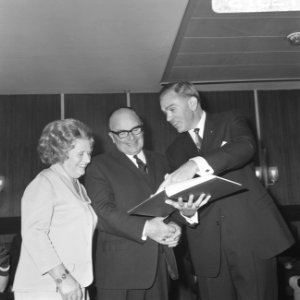 Opdracht afscheid heer J.D. Veen van GEB en ICA, Bestanddeelnr 921-8217
