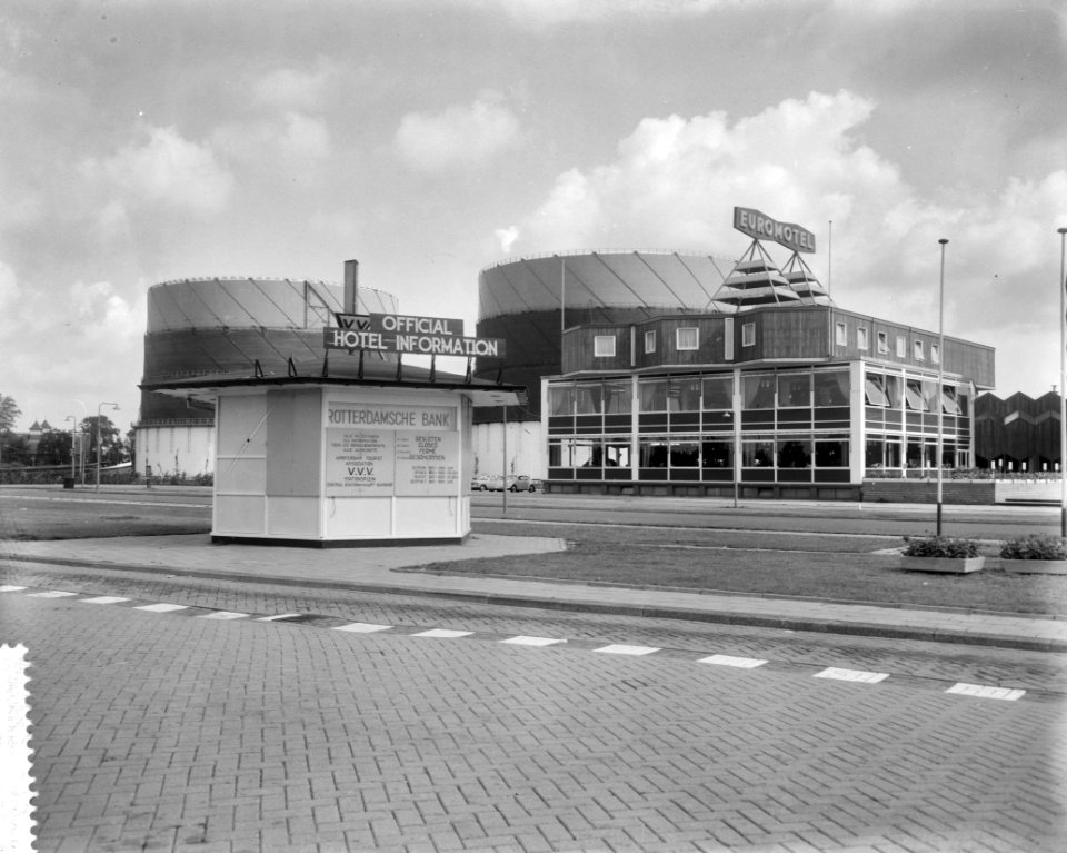 Op weg Utrecht Amsterdam op borden verschillende afstanden voor motel en VVV kan, Bestanddeelnr 916-8549
