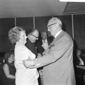Opdracht afscheid heer J.D. Veen van GEB en ICA, Bestanddeelnr 921-8220