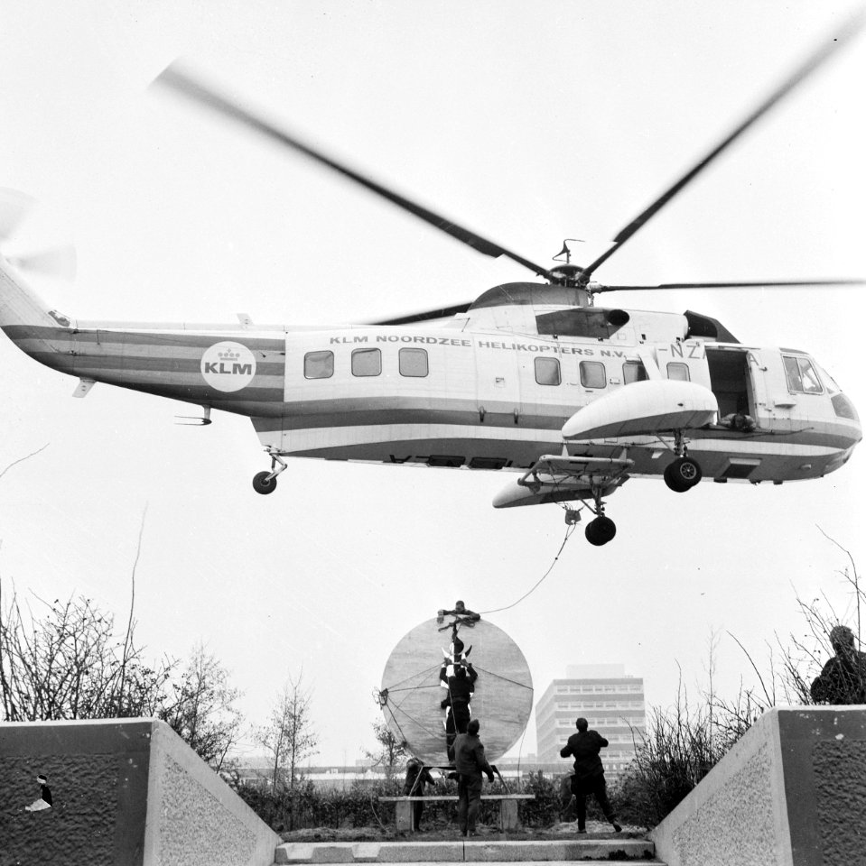 Opdracht Gemeente Amsterdam, Kunstwerk The Long Hum, hangend aan helicopter, w, Bestanddeelnr 922-1783