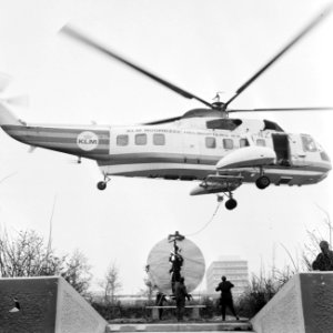 Opdracht Gemeente Amsterdam, Kunstwerk The Long Hum, hangend aan helicopter, w, Bestanddeelnr 922-1783