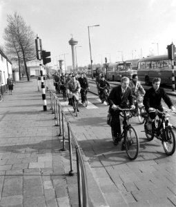 Opdracht Gasaccum Maatschapij AGA . Fietsers in Rotterdam, Bestanddeelnr 912-3662