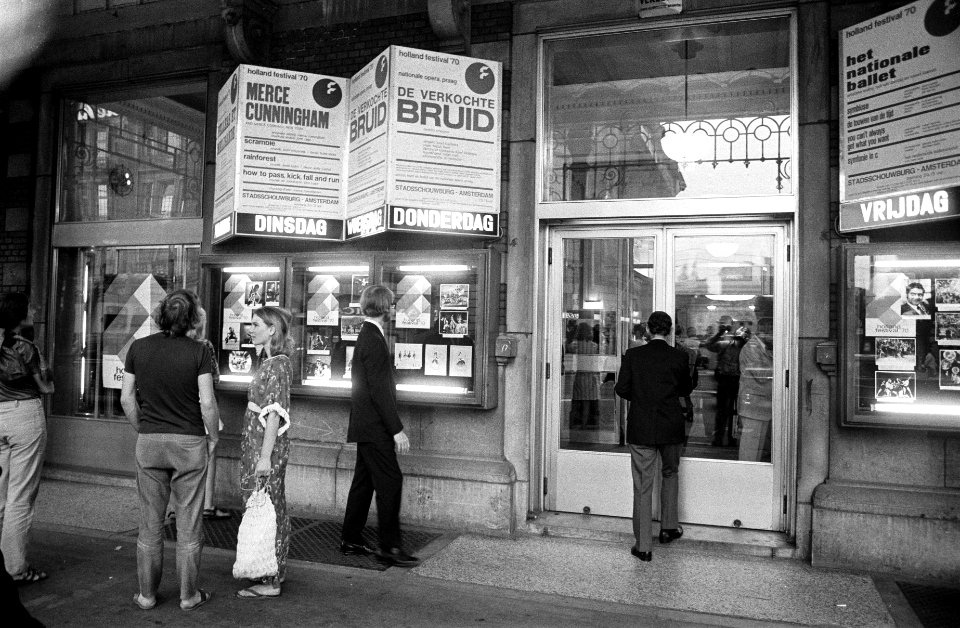 Opdracht Elsevier publiek loopt Stadsschouwburg binnen, Amsterdam, Bestanddeelnr 923-6057