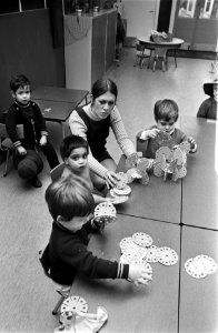 Opdracht Elsevier. Kinderen met leidster in creche Warmoesstraat Amsterdam, Bestanddeelnr 923-2827
