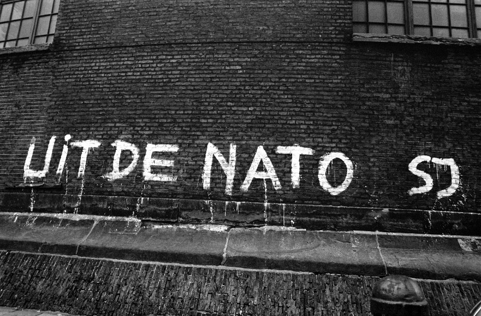 Opdracht Elsevier. Opschrift Uit de NATO op muur Amsterdam, Bestanddeelnr 922-9355
