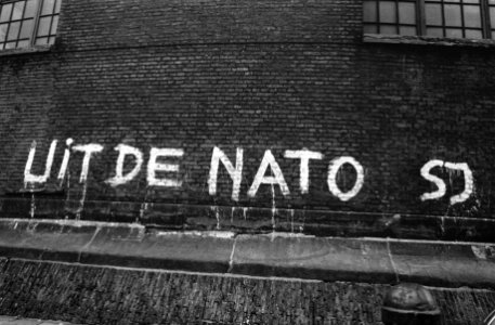 Opdracht Elsevier. Opschrift Uit de NATO op muur Amsterdam, Bestanddeelnr 922-9355