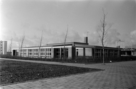 Opdracht Elsevier. Dhr. Romeyn bij kleuterschool Bienkorf Amsterdam-Buiksloterme, Bestanddeelnr 923-2310