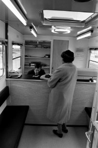 Opdracht Elsevier. Caravan van Algemene Bank Nederland Bijlmermeer. Interieur, Bestanddeelnr 923-3066