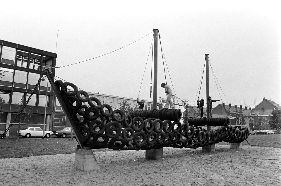 Opdracht LKW, Bandenschip in Oostenburgermiddenstraat in Amsterdam, Bestanddeelnr 927-4304