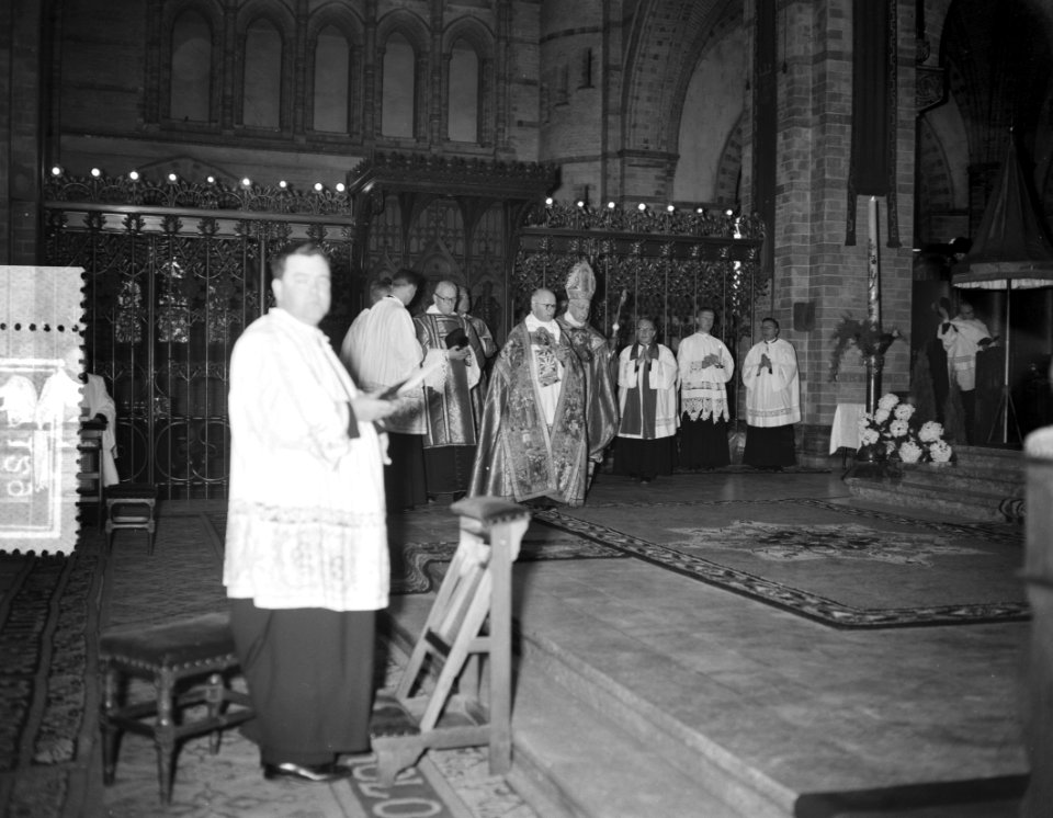 Opdracht Maasbode. Priesters van Rotterdams diocees nemen afscheid van mgr. Meub, Bestanddeelnr 907-7129