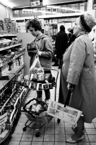 Opdracht Hamburgs Abendblatt Hamsterende vrouwen in levensmiddelenzaak, Bestanddeelnr 915-7121