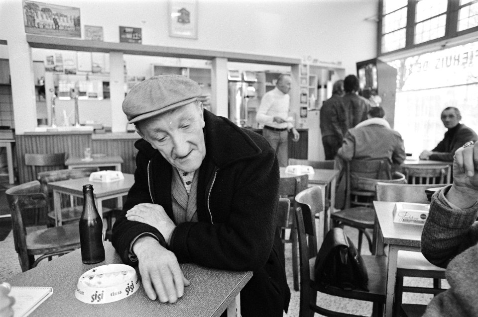 Opdracht Handelsblad, (mensen in cafe), Bestanddeelnr 927-6909