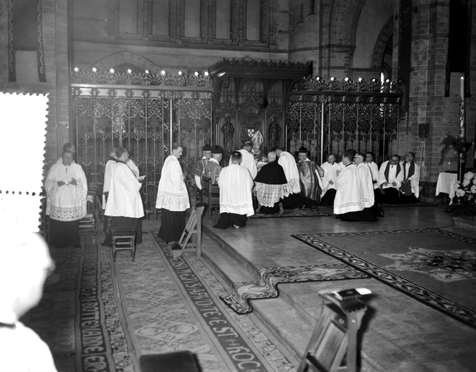 Opdracht Maasbode. Priesters van Rotterdams diocees nemen afscheid van mgr. Meub, Bestanddeelnr 907-7128