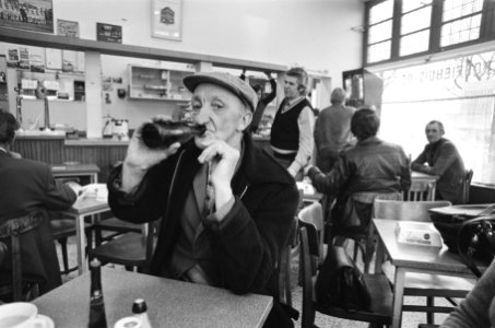 Opdracht Handelsblad, (mensen in cafe), Bestanddeelnr 927-6910
