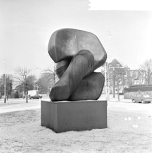 Opdracht KRO, beeld van Henry Moore te Den Haag, Bestanddeelnr 918-6732