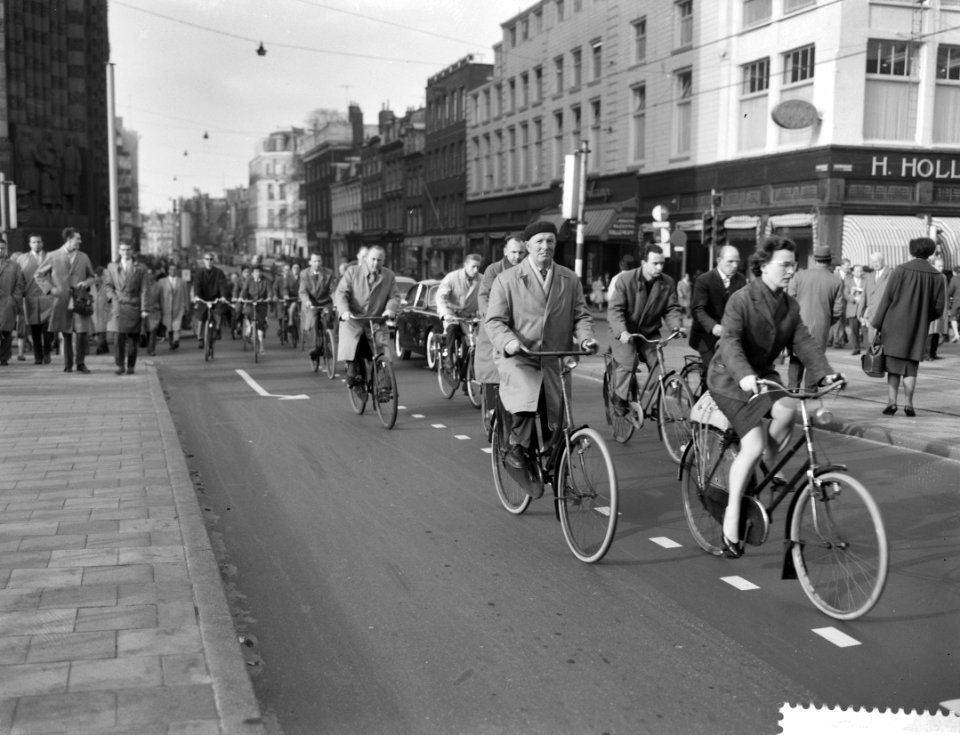 Opdracht Gasaccum Maatschapij AGA . Fietsers in Amsterdam, Bestanddeelnr 912-3661