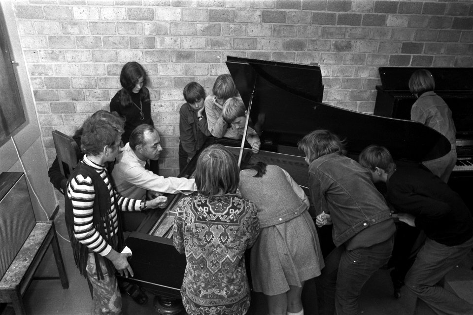 Opdracht jeugd en muziek, muziekles in Montessorilyceum, Amsterdam, Bestanddeelnr 924-9444
