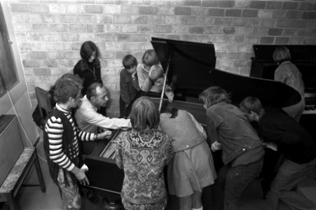 Opdracht jeugd en muziek, muziekles in Montessorilyceum, Amsterdam, Bestanddeelnr 924-9444